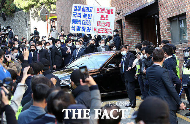 자택에서 서울동부구치소로 이동하는 이 전 대통령의 자택 앞에는 시민들이 모여 시위를 벌였다. /남용희 기자