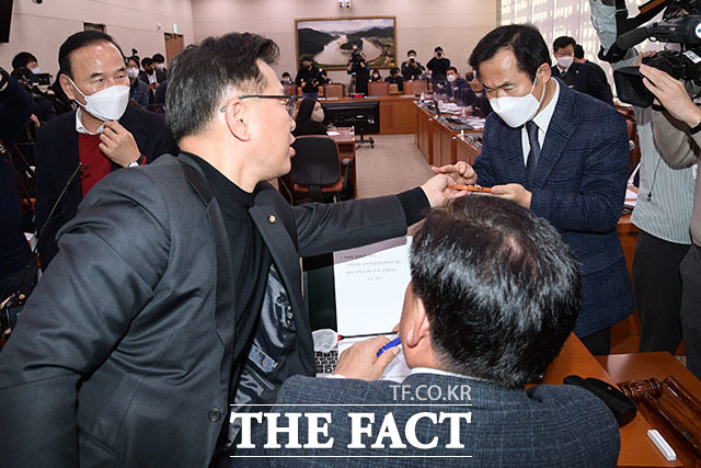 해당 자료를 야당 간사인 김승남 더불어민주당 의원(오른쪽)에게 전달.