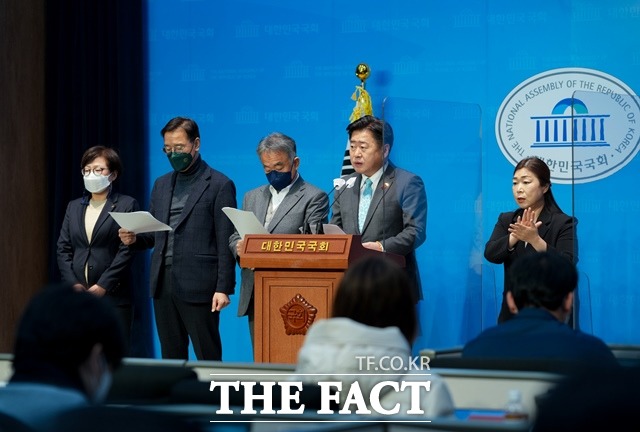 오영훈 제주지사와 위성곤(서귀포시), 송재호(제주시갑) 국회의원은 28일 국회에서 기자회견을 갖고 제2공항과 관련한 모든 정보의 공개를 촉구했다.