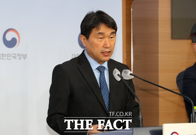 정부가 직장인들이 회사를 다니면서 학업을 이어가고 싶을 때 휴가를 쓸 수 있는 ‘평생학습 휴가제’ 도입을 추진한다. 사진은 이주호 사회부총리 겸 교육부 장관이 28일 오후 서울 종로구 정부서울청사 별관 브리핑실에서 제5차 평생교육진흥계획(2023~27년)을 발표하고 있다./뉴시스