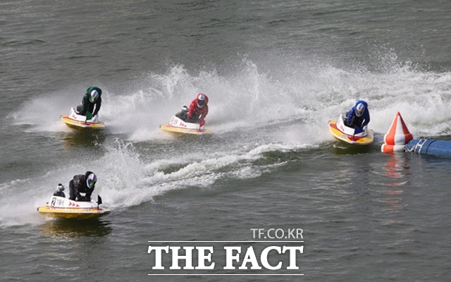 경주에 출전한 선수들이 갖가지 전법을 구사하며 경쟁적으로 턴마크를 돌고 있다./경주사업총괄본부 제공