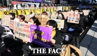  '일본은 사과하라' 손피켓 들어보이는 수요시위 참가자들 [포토]