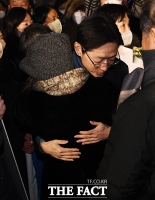  김경수 전 지사 '지지자들과 반가운 포옹' [포토]