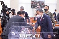  '국방위원장 내정' 한기호 의원에게 인사하는 이종섭·김승겸 [TF사진관]