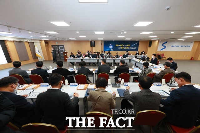 우주항공청 설립지원을 위한 ‘우주항공청 연계 도시발전 기본계획 수립 용역 착수보고회가 29일 사천시청 대회의실에서 열리고 있다./사천시 제공
