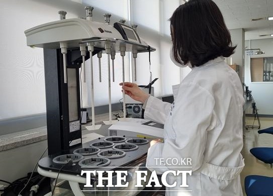 충남보건환경연구원이 의약외품에 대한 안전성 검사를 하고 있다. / 충남도청 제공