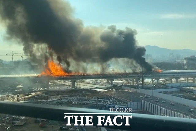 29일 오후 경기도 과천시 제2경인고속도로 북의왕 IC 인근 방음터널 구간에서 화재가 발생했다. /독자 제공