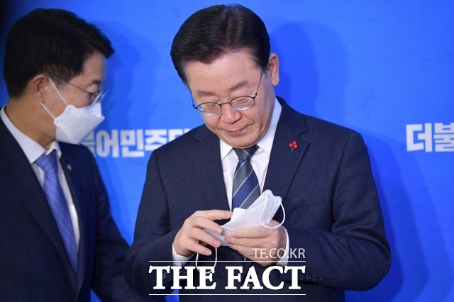 성남FC 후원금 의혹을 수사 중인 검찰이 이재명 더불어민주당 대표의 출석 일정을 내년 1월 10~12일로 요청했다고 밝혔다. /남윤호 기자