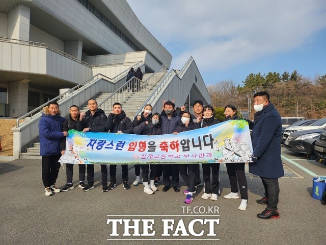 28일 추운 날씨 속 삼계고 학부모, 학교장과 여러 교사가 참석해 입영 학생들을 환송하고 격려했다. / 삼계고 제공