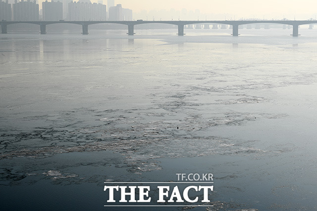 금요일인 30일 수도권에 새벽까지 눈이 오는 곳이 있겠다. 중부내륙을 중심으로 매우 추운 날씨가 이어지겠다./남용희 기자