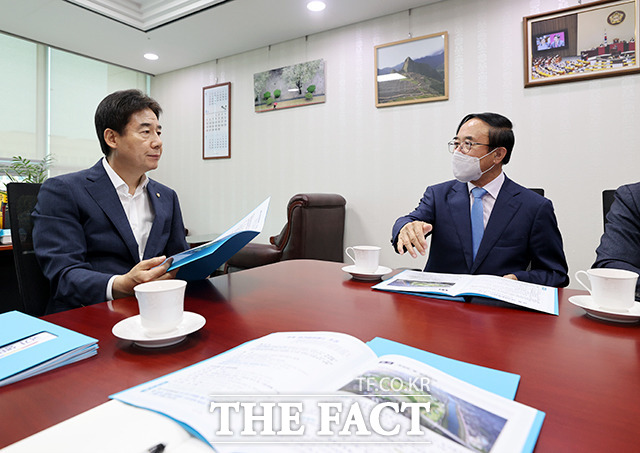 특별교부세에 대해 논의하고 있는 심민 임실군수와 이용호 국회의원. /사진=임실군 제공