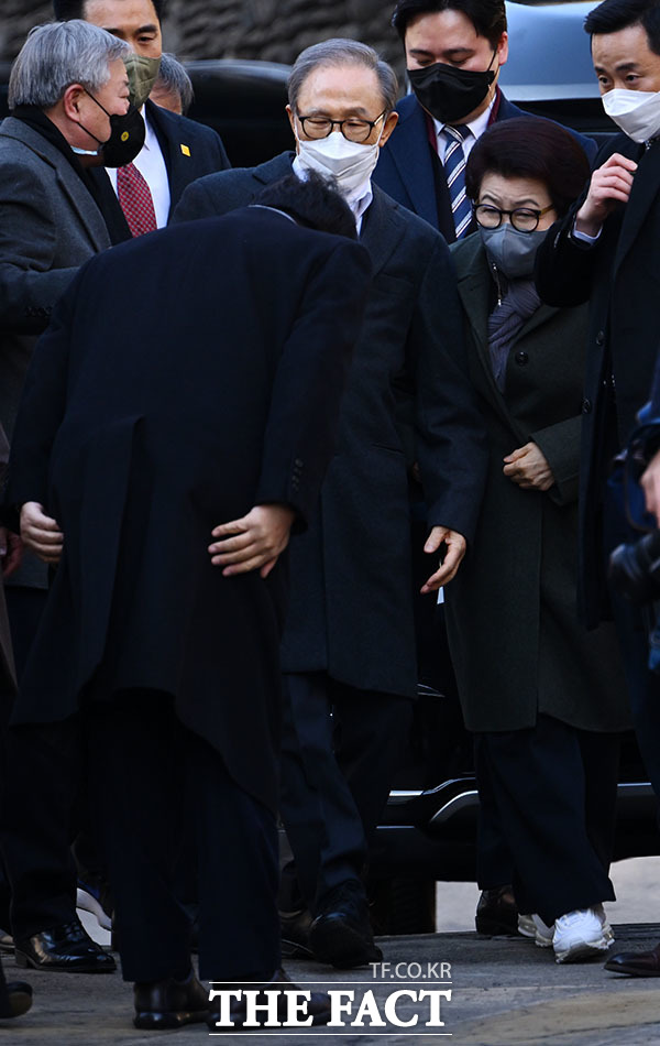 사면·복권된 이명박 전 대통령과 김윤옥 여사가 30일 오후 서울 강남구 논현동 자택으로 귀가한 가운데 권성동 국민의힘 의원(왼쪽)의 인사를 받고 있다. /남윤호 기자