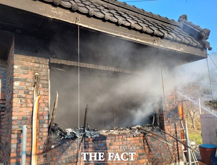 30일 오후 2시 50분쯤 부산 기장군 기장읍에 있는 단독주택에서 불이 나 40여분만에 진화됐다./부산경찰청 제공.