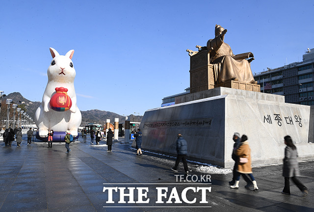 지난해 12월17일 오전 서울 종로구 광화문광장에 복 주머니를 든 토끼 조형물이 설치돼 있다./이동률 기자