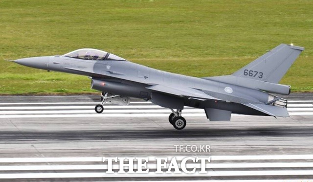 대만공군의 100번째 F-16V형 단좌형 전투기가 착륙하고 있다. /자유시보