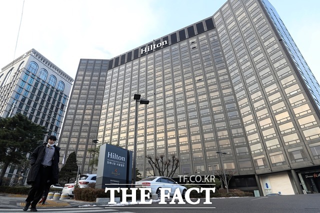 지난 1983년 개장한 밀레니엄 서울힐튼 호텔이 오는 31일을 끝으로 문을 닫는다. 힐튼호텔은 공식 홈페이지와 각종 호텔 예약 사이트를 통해 31일 이후 예약을 받지 않는다고 밝혔다. /뉴시스