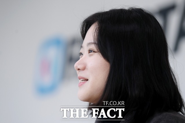 인터뷰 중 환하게 웃는 박 전 위원장. /이선화 기자