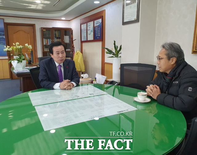 2023년 새해를 맞아 ‘특종에 강한 신개념 종합지’ <더팩트>와 인터뷰하는 박홍률 목포시장/목포=홍정열 기자