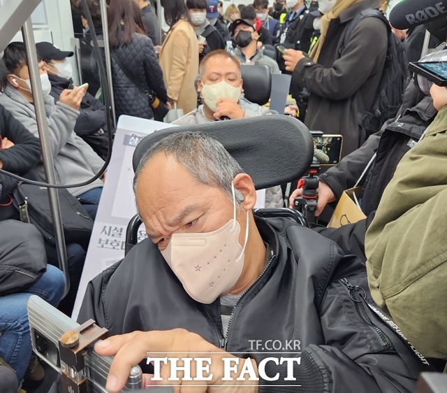 전국장애인차별철폐연대(전장연)가 서울 지하철 운행을 5분 넘게 지연시키지 말라는 법원의 강제 조정안을 수용하겠다고 1일 밝혔다. /김이현 기자