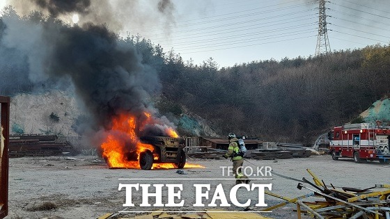경주시 외동읍 석기리의 한 공사현장에 작업 중이던 지게차에서 전기단락으로 추정되는 불이 나 소방이 진화중이다/경북소방본부 제공