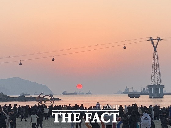 2023년 계묘년 첫날인 1일 부산 곳곳서 해맞이 행사가 3년 만에 열렸다./부산경찰청 제공.