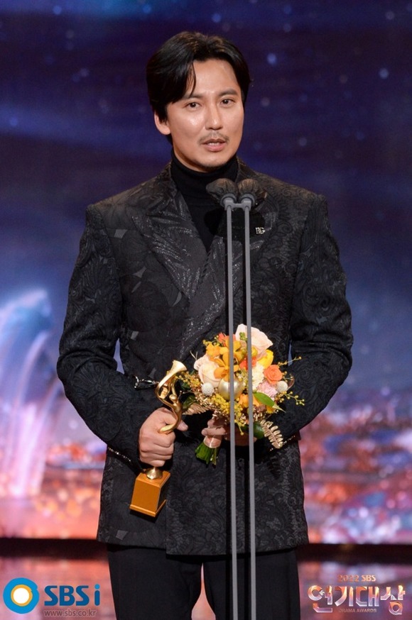 김남길이 31일 서울 상암동 SBS프리즘타워에서 열린 2022 SBS 연기대상에서 대상을 수상하고 소감을 말하고 있다. /SBS 제공