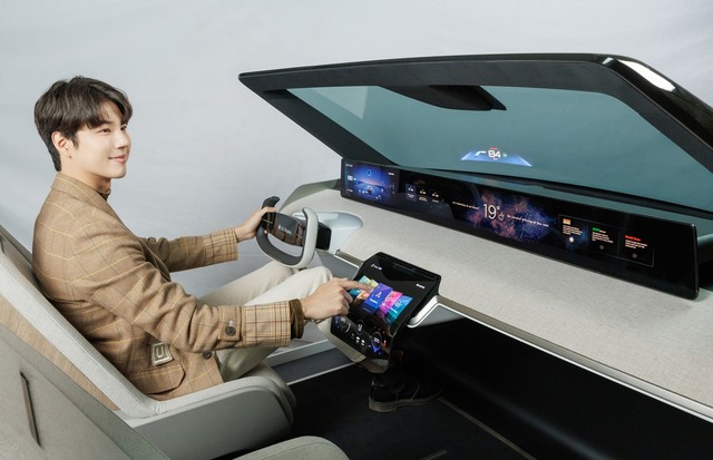 LG디스플레이 모델이 차량용 P-OLED로 구성된 디지털 콕핏을 소개하고 있다. /LG디스플레이 제공