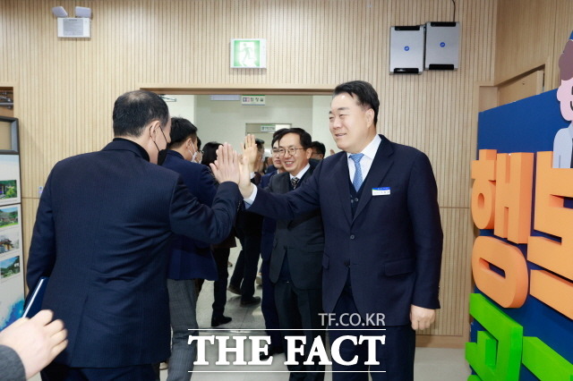 화순군은 2일 군청 대회의실에서 계묘년 시무식을 개최했다고 밝혔다. 사진은 시무식 종료 후 직원과 손바닥을 마주치며 새해 인사를 나누는 구복규 군수./화순군 제공