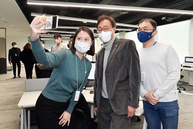 김준 SK이노베이션 부회장(가운데)이 2일 오전 서울 종로구 SK서린빌딩에서 구성원들과 사진을 촬영하고 있다. /SK이노베이션 제공