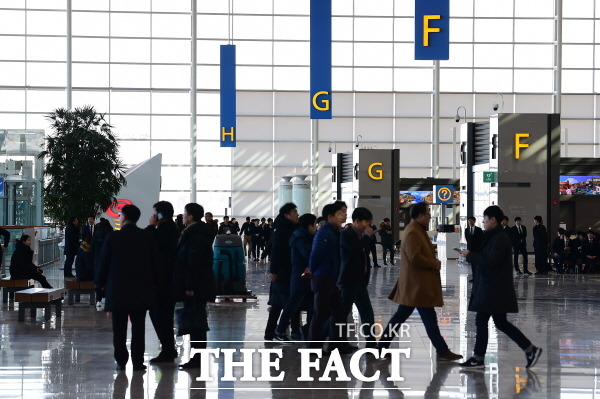 인천공항 제2터미널에서 관광객들이 이동하고 있는 모습. /더팩트 DB
