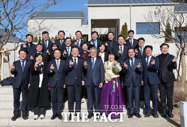 문재인 전 대통령 부부가 이재명 대표 등 민주당 지도부와 기념사진을 촬영하며 포즈를 취하는 모습. /이재명 대표 페이스북 갈무리