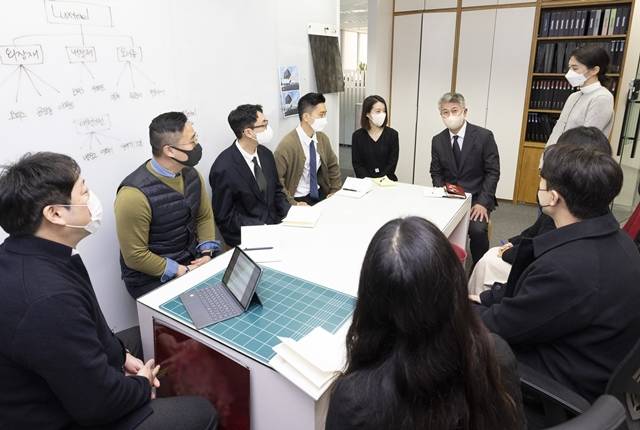 2일 장세욱 동국제강 부회장이 서울 중구 을지로 본사에서 팀별 시무식을 찾아 덕담을 나누고 있다. /동국제강 제공