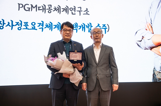 김지찬 LIG넥스원 대표(오른쪽)와 올해의 넥스원인상 개인 부문 수상자인 PGM 대공체계연구소 김대준 소장이 2일 LIG넥스원 판교R&D센터에서 열린 시상식에서 기념사진을 촬영하고 있다. /LIG넥스원 제공