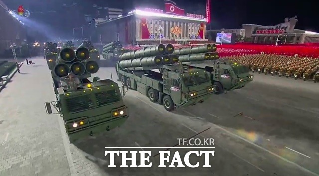 북한이 대구경 방사포 차량이 이동하고 있다./조선중앙통신 미국의소리방송(VOA)