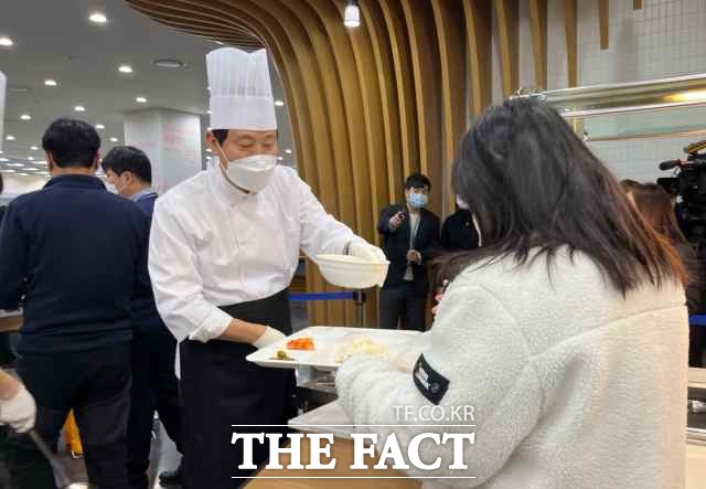 오세훈 서울시장이 새해 첫 출근날 서울시청 직원들과 떡국을 먹으며 덕담을 나눴다. 직원들에게 떡국을 배식하는 오세훈 서울시장. /정채영 기자