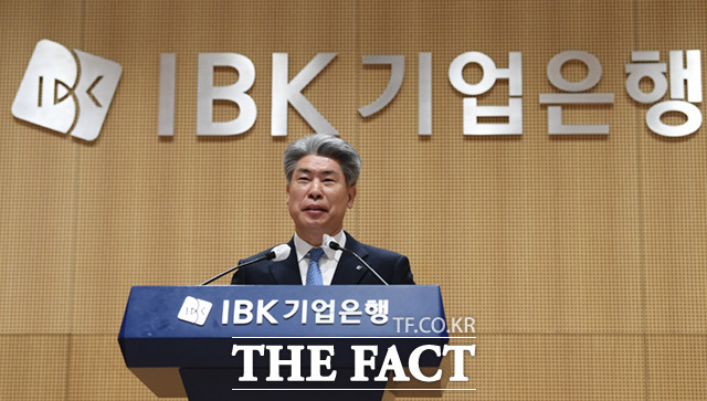 윤종원 IBK 기업은행장은 이임사에서 바른 마음가짐과 끊임없는 혁신을 통해 금융으로 만나는 새로운 세상을 중소기업과 한국경제에 열어달라고 말했다.