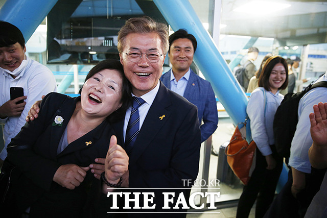 김진석 씨는 기억에 남는 사진으로 대통령 선거 운동을 마친 뒤 기차역에서 문재인 대통령 후보와 김정숙 여사가 만나 웃으며 찍은 장면도 특별히 기억에 남는다고 했다.