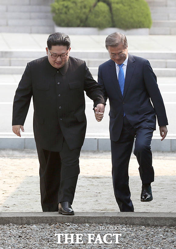군사분계선을 넘고 있는 문재인 대통령과 김정은 위원장. 김진석 씨는 이 장면이 김정은 위원장의 센스 넘치는 순발력으로 만들어졌다고 소개했다.