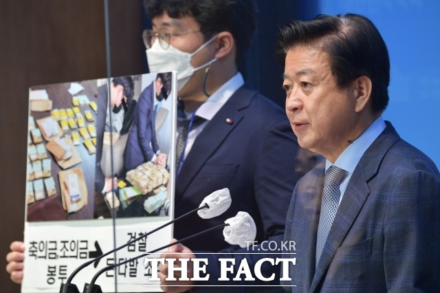 6000만 원의 뇌물과 불법 정치자금을 수수한 혐의로 사전구속영장을 청구받은 노웅래 더불어민주당 의원이 지난해 12월 14일 오전 서울 여의도 국회 소통관에서 기자회견을 열고 있다. /남윤호 기자