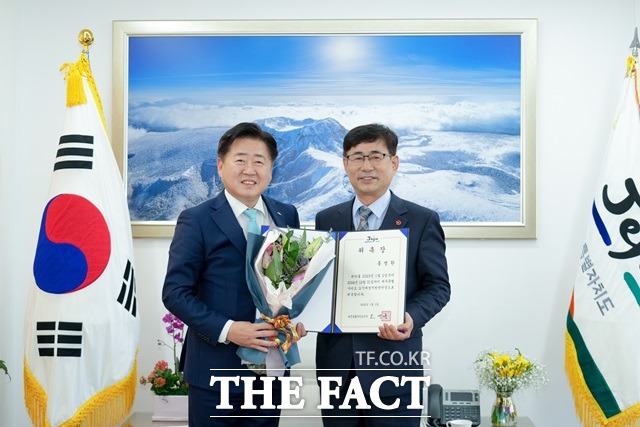 제주도는 신임 도시재생지원센터장에 홍명환 전 제주도의원을 위촉했다.