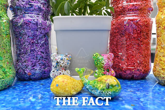 분리된 플라스틱들은 재생플라스틱으로 재가공 후 화분과 테이블, 장신구 등으로 다시 태어난다.