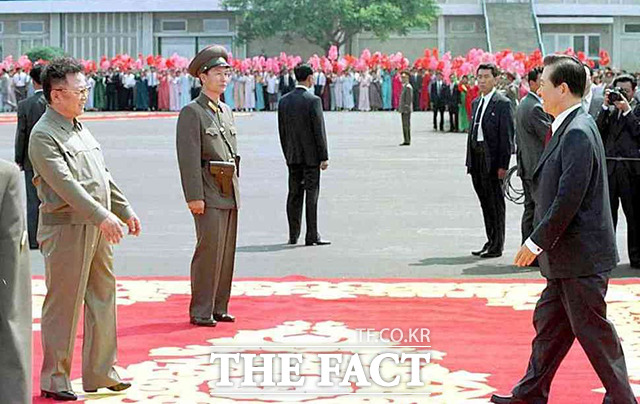 2000년 6월 13일, 한반도가 분단된 이후 처음으로 평양에서 남북정상회담이 열렸다. 이날 김정일 국무위원장은 사전에 통보없이 순안공항으로 김대중 전 대통령을 마중 나왔다. /홍성규 씨 제공