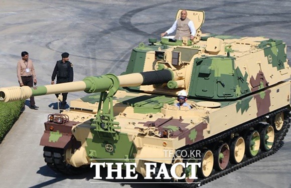 인도 국방부가 K9 바지라 155mm 자주포 100문 추가 조달에 착수했다.라지나트 싱 인도 국방장관이 지난 2020년 1월16일 구자라트주의 L&T 자주포 공장에서 바지라 자주포에 시승하고 있다. /라지나트 싱 인도국방장관 트위터
