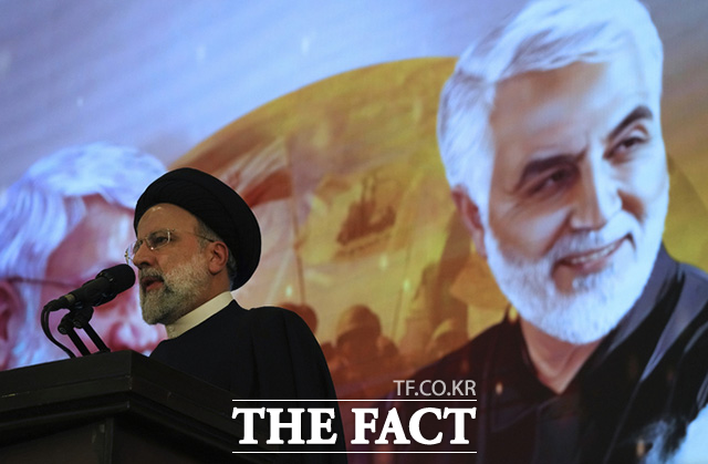 에브라힘 라이시 이란 대통령이 3일(현지시간) 테헤란의 이맘 호메이니 그랜드 모스크에서 열린 가셈 솔레이마니 전 혁명수비대 쿠드스군 총사령관 사망 3주기 추모식에 참석해 연설하고 있다. /테헤란=AP.뉴시스