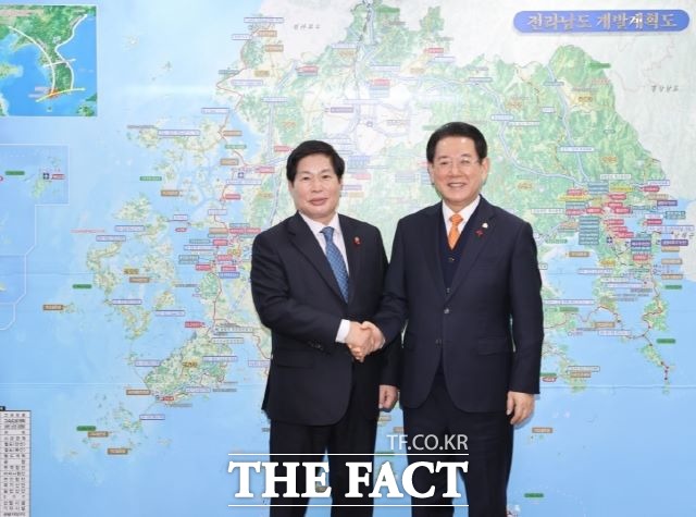 공영민 고흥군수가 전남도청을 방문, 김영록 도지사와 면담을 갖기에 앞서 기념사진을 남기고 있다. /고흥군 제공