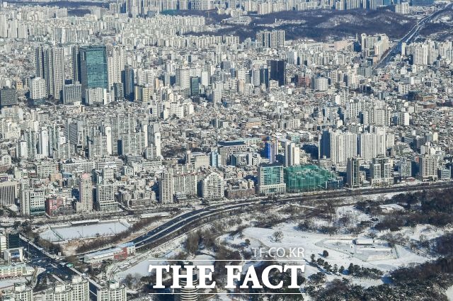 이른바 35층 룰 폐지 등을 포함하는 2040 서울도시기본계획이 최종 확정됐다. /이동률 기자