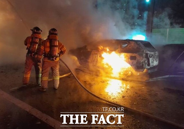 3일 오전 9시 40분쯤 대구 달서구 용산동 중부내륙고속도로 성서IC 인근에서 불이 나 진화 중이다. /대구소방안전본부제공