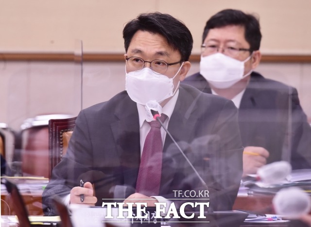 김진욱 공수처장은 5일 입장문을 내고 제 언행이 불교계에 심려를 끼쳐드리고 사부대중 여러분의 마음을 불편하게 한데 대해 심심한 사과의 말씀을 드린다고 밝혔다. /이새롬 기자