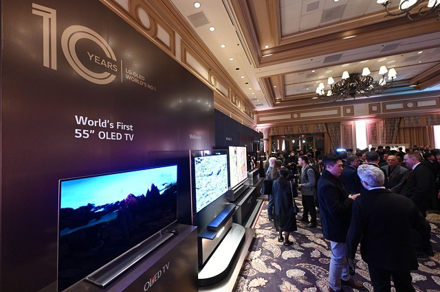 이날 행사장에는 최초의 55인치 OLED TV부터 최신 무선 초대형 OLED TV까지 대형 OLED의 역사를 한눈에 볼 수 있는 전시장이 마련됐다. /LG디스플레이 제공