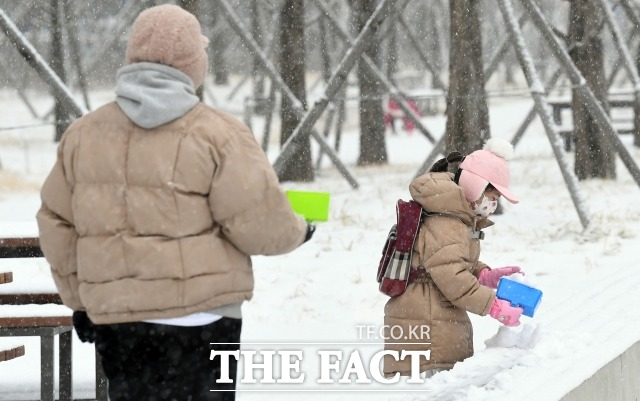 수도권에서는 밤 시간대, 강원 영서 지역에서는 밤부터 다음 날 새벽 사이 집중적으로 눈이 내리겠다. /임영무 기자